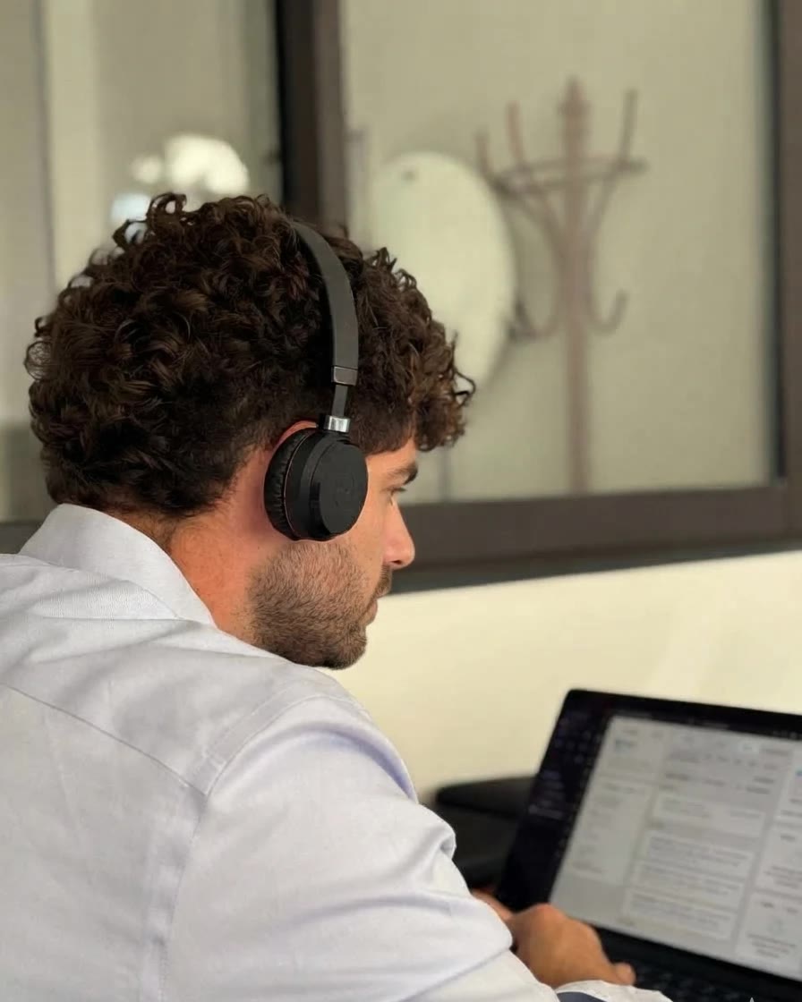 Consultant SEO NAZAR Consultant SEO NAZAR au travail sur le positionnement d'un client